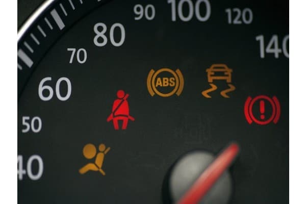 Lampu Indikator Mobil Menyala Terus? Ini Penyebabnya