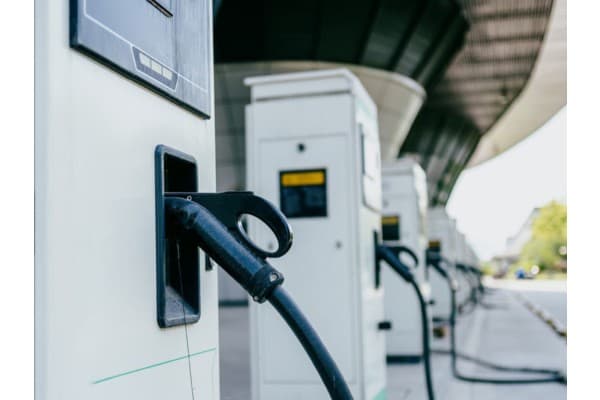 Daftar Tempat Cas Mobil Listrik di Sumatera, Jawa dan Biayanya!