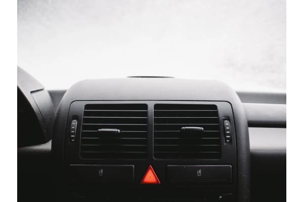 AC Mobil Sering Bau Gosong? Ini Dia Solusi dan Penyebabnya!