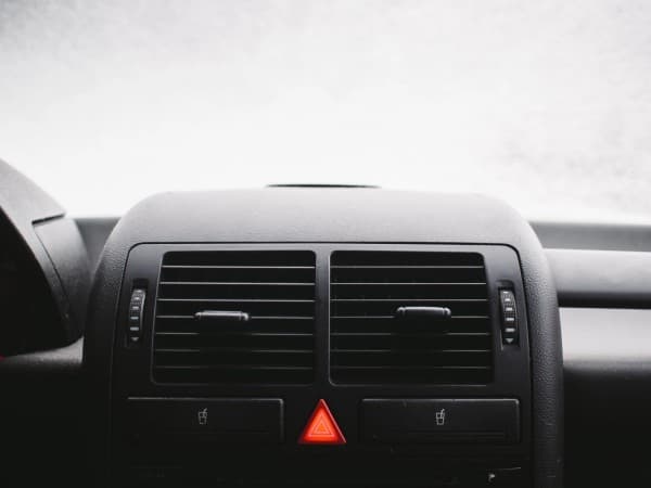 AC Mobil Sering Bau Gosong? Ini Dia Solusi dan Penyebabnya!