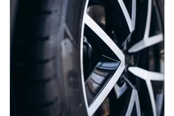 Tips dan Rekomendasi Ubah Warna Velg Mobil Jadi Makin Keren!