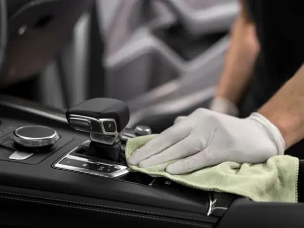 9 Merek Pembersih Interior Mobil Terbaik, Bebas Noda dan Bau Apek