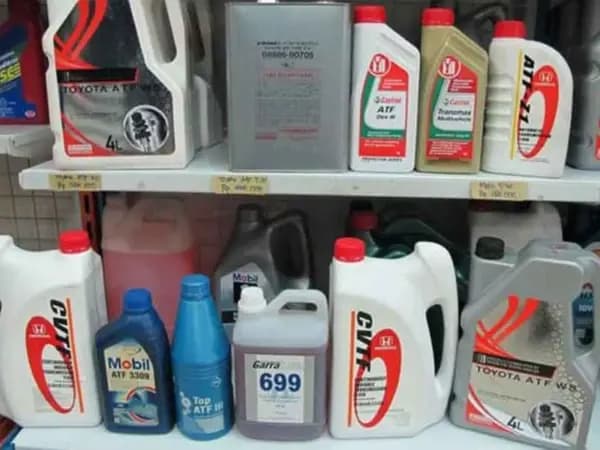 Ini Perbedaan Oli Steering dan Oli Mesin Mobil, Jangan Tertukar!