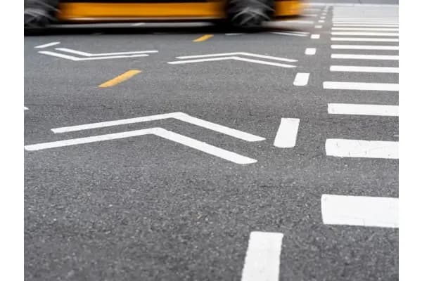 Perhatikan Marka Jalan Raya agar Selamat Berkendara! Cari Tahu Arti dan Fungsinya