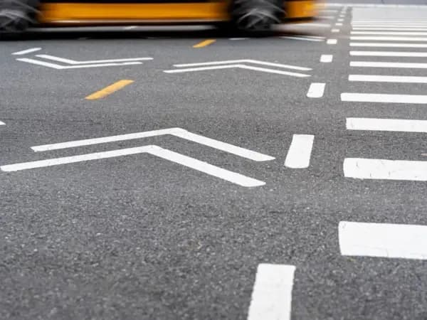 Perhatikan Marka Jalan Raya agar Selamat Berkendara! Cari Tahu Arti dan Fungsinya