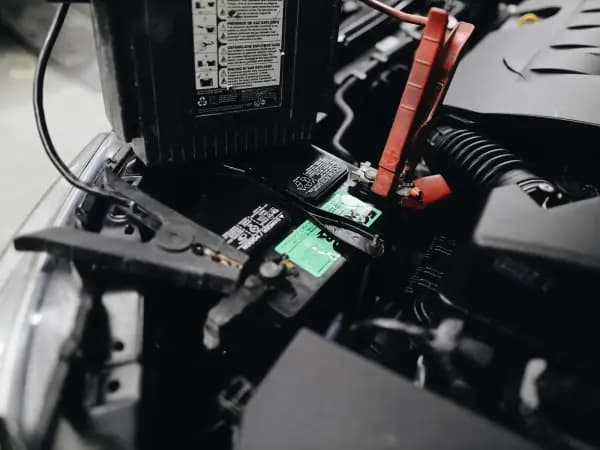 Aki Basah VS Aki Kering Mobil, Mana yang Lebih Baik?