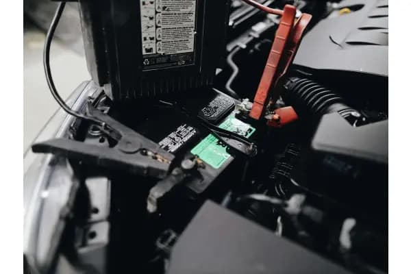 Aki Basah VS Aki Kering Mobil, Mana yang Lebih Baik?