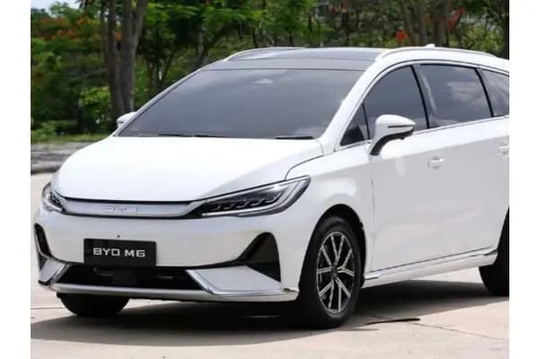 5 Kelebihan BYD M6 yang Saingi Toyota Innova Zenix!