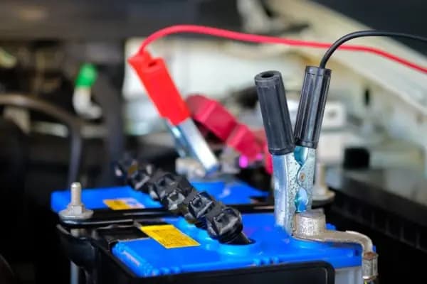 5 Rekomendasi Cas Aki Mobil Murah dan Terbaik