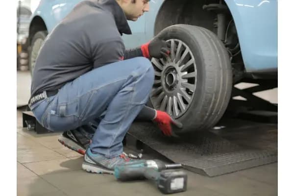 Waspada! Ini 12 Tanda Ban Mobil Harus Diganti