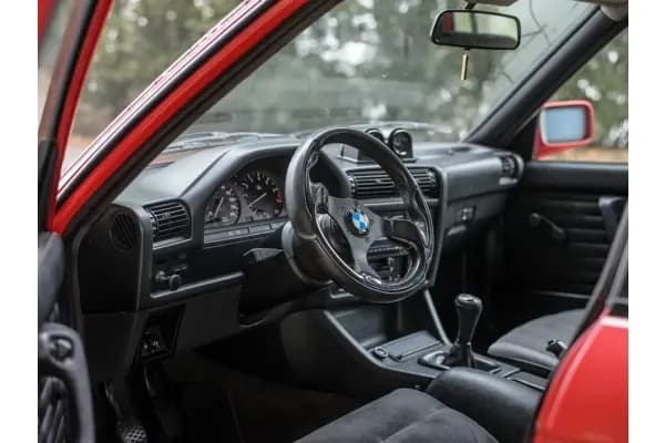Kenalan dengan BMW E30, Mobil Klasik yang Ikonik