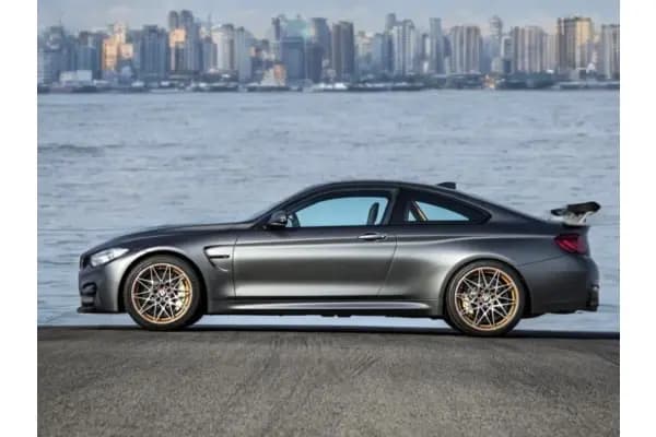 BMW M4 CS: Sporty, Berkelas, dan Siap Mencuri Perhatian di Jalanan