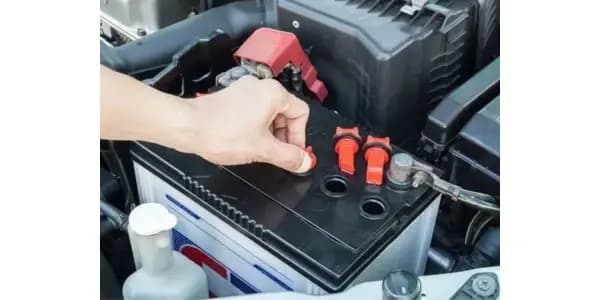 Aki Mobil Berapa Volt? Ini Ukuran Normal, Cara Cek & Tips Merawatnya