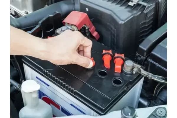 Aki Mobil Berapa Volt? Ini Ukuran Normal, Cara Cek & Tips Merawatnya