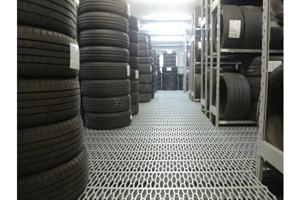 7 Daftar Merk Ban Mobil Terbaik & Berkualitas di Indonesia 2025!