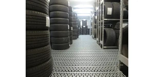 7 Daftar Merk Ban Mobil Terbaik & Berkualitas di Indonesia 2025!