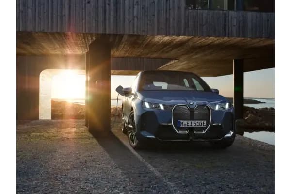 BMW iX xDrive 45 Tampil Futuristik di GIIAS 2025, Ini Ulasannya!