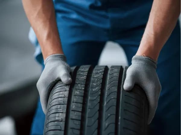 Wajib Cek! 5 Tanda Ban Mobil Harus Segera Diganti