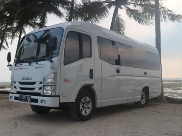 Apa Beda Elf dan Hiace? Yuk Kenali Perbedaannya!