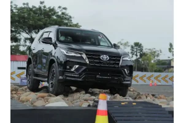 Daftar Harga Fortuner 2.8 GR Sport 4x4 Terbaru: Varian & Fiturnya