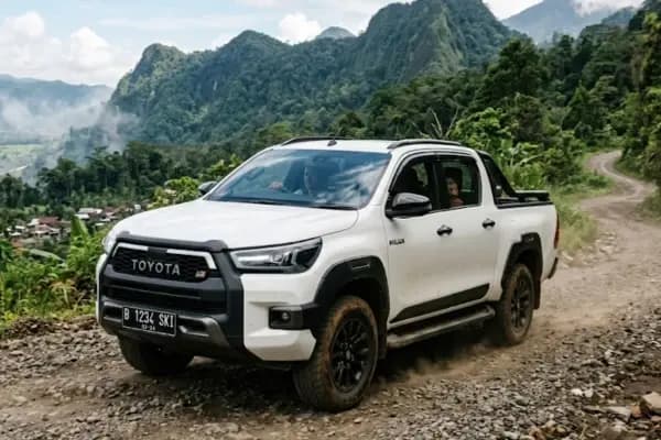 Harga Hilux Double Cabin Bekas Terbaru & Simulasi Kredit di Setir Kanan!