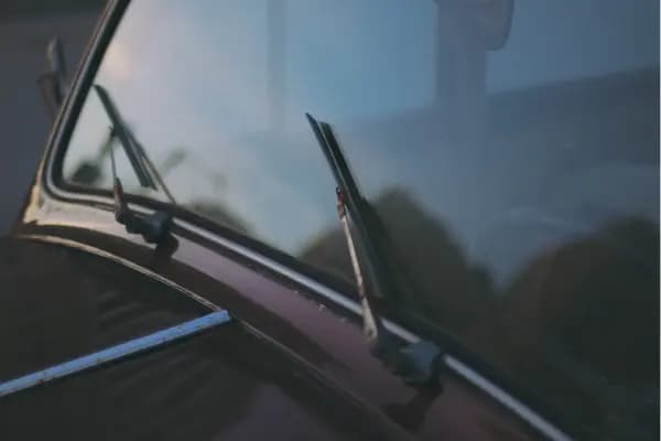 7 Rekomendasi Air Wiper Mobil Beserta Fungsi & Jenisnya